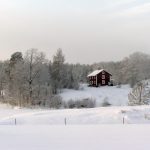 Rött hus med vita knutar